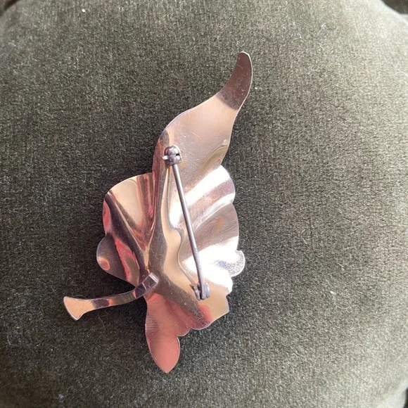 Vintage Leaf Brooch/Pin & Earrings, Brushed Gold Tone w/Faux Pearls, Unsigned - Picture 4 of 6